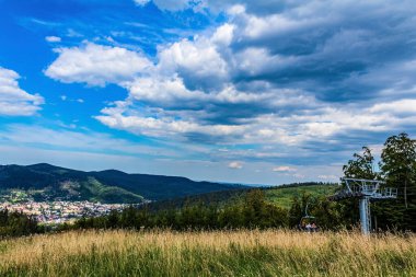 Bulutları ve gökyüzü olan güzel bir manzara.