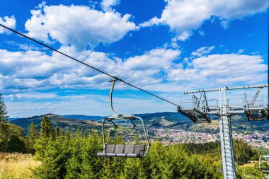 Yaz günü dağın tepesinde teleferik var.