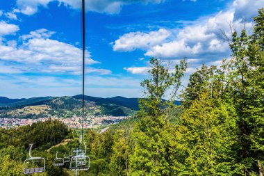 Teleferikten dağların manzarası. Yaz manzarası
