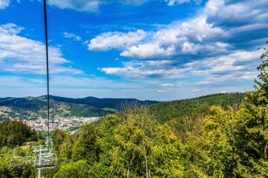 Dağlardaki teleferik manzarası