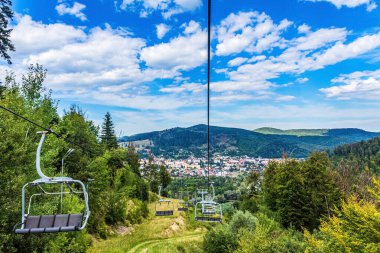 Yaz günü dağlarda teleferik..