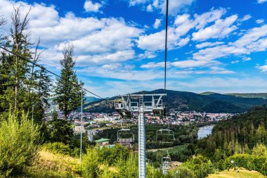 Dağlardaki teleferiğin hava manzarası..