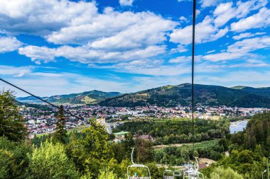 Dağlardaki teleferik.