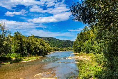 Dağlardaki güzel nehir
