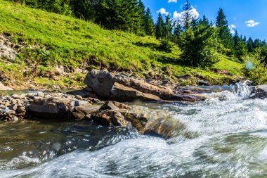 Dağlarda güzel bir şelale