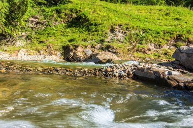 Nehirdeki kayalıklarda şelale.