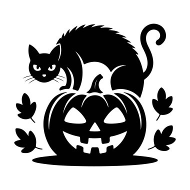 Ürkütücü kara kedi, sonbahar yapraklarıyla çevrili bir balkabağına tünemiş.