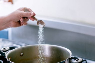 Kadın yemek pişirmek için tuzlu su.