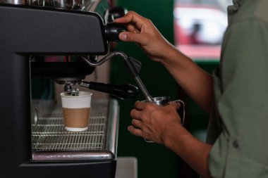 Espresso makinesinde kapuçino için köpüklü süt..