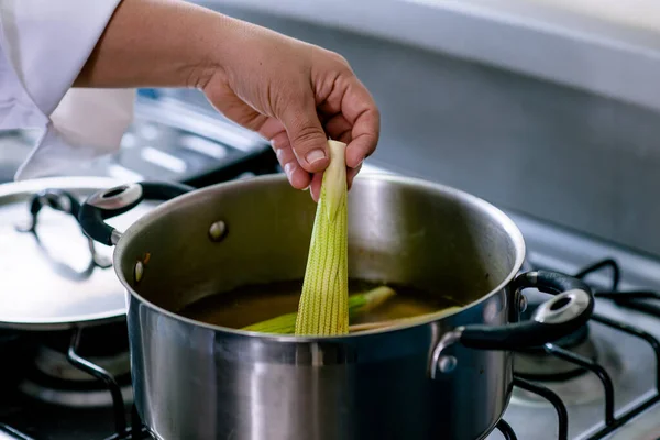 Eller Pacayas pişiriyor (Pacaya Guatemala 'dan egzotik bir sebze)).