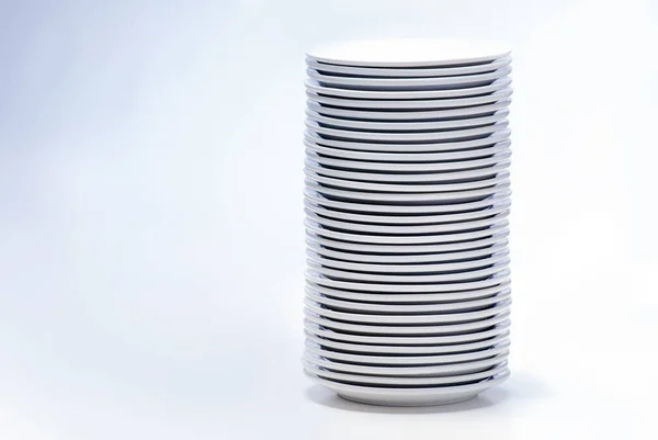 Tabaklar beyaz arkaplanda üst üste dizilmiş.