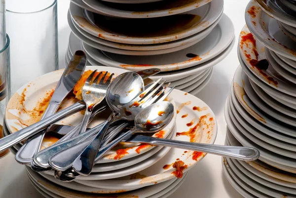 Kirli tabakları beyaz arkaplanda kapat.