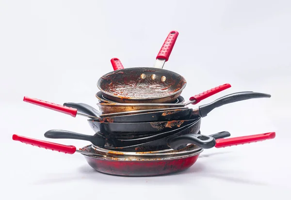 Beyaz arkaplanda kirli tavalar.