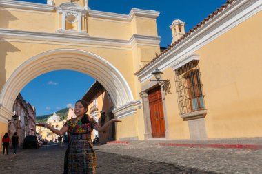 Antigua Guatemala şehrinde tipik kostümlü yerli bir kız..