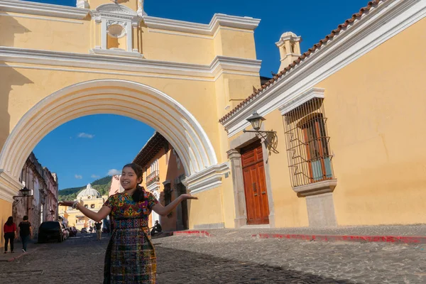 Antigua Guatemala şehrinde tipik kostümlü yerli bir kız..