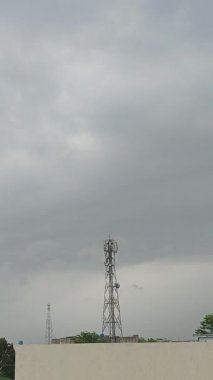 Bulutlar gökyüzünde süzülüyor. 