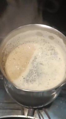 Çay ocakta kaynıyor.