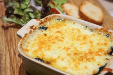 ıspanaklı lazanya sarımsaklı ekmek ve salata ile