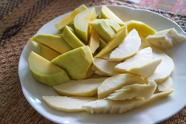 Green Yellow Crispy Mango Sliced White Plate — Stock Photo, Image