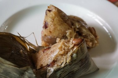 domuz eti ve muz yaprağı tuz yumurta ile Çin yapışkan pirinç Buhar