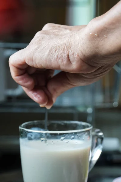 Erkek el soya sütü karıştırın