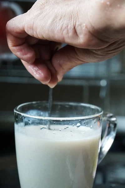 Mužské Ruky Míchejte Sójové Mléko — Stock fotografie