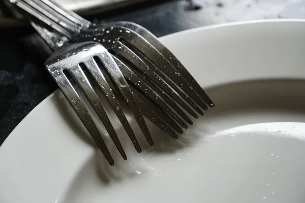 Tenedores Limpios Plato Blanco Luz Mañana Sombra — Foto de Stock