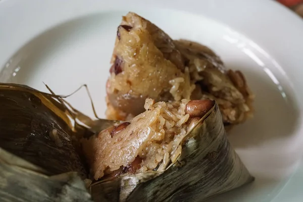 domuz eti ve muz yaprağı tuz yumurta ile Çin yapışkan pirinç Buhar