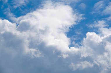 sabah mavi gökyüzü beyaz bulut