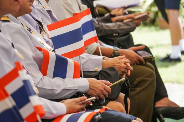 Thajští Vojáci Armády Bílé Uniformě Sedět Držet Vlajku Thajsko — Stock fotografie