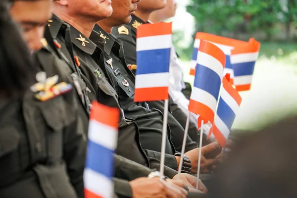 Thailändische Soldaten Grüner Uniform Sitzen Und Halten Die Thailändische Flagge — Stockfoto