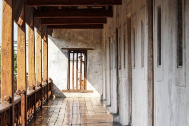 Eski hall yolu dış balkon güneş ışığı bina gölge