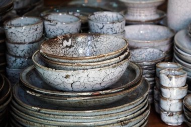 mavi beyaz mermer desen seramik porselen yemek tabakları yemekleri