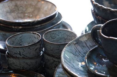 mavi beyaz mermer desen seramik porselen yemek tabakları yemekleri