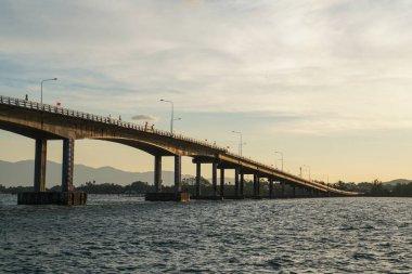 nehir, deniz sabah güneşin doğuşunu, tekne, fil üzerinde bayrak Tayland köprü