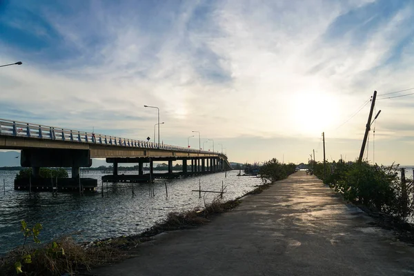 フラグ タイ象ボート 海の朝日の出川橋します — ストック写真