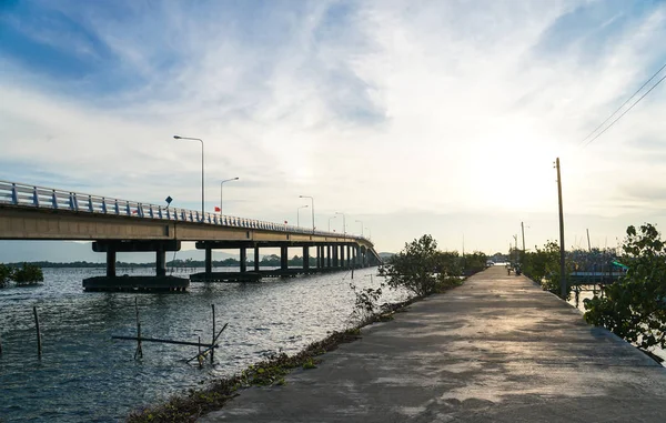 Most Přes Řeku Moře Ranní Východ Slunce Člun Slon Vlajkou — Stock fotografie