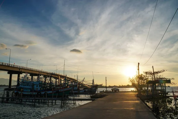 港や橋 タイで釣りボート — ストック写真