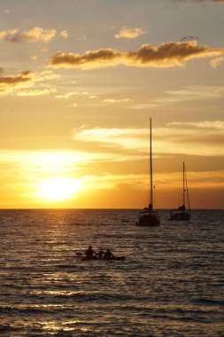 koh kood beach Tayland, gün batımı tekne turuncu gökyüzü insanlar tekne, siluet Kayak