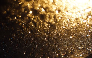 ön cam ışık bokeh arka plan üzerinde yağmur damlası