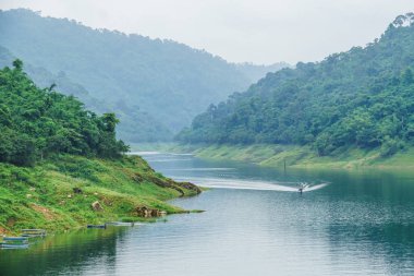 Baraj nehir yeşil dağ manzarası, orman, tekne yolculuğu, Seyahat Tayland