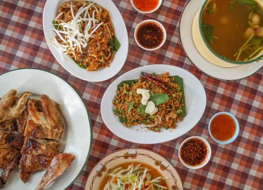 Tayland kuzeydoğu geleneksel yemekleri, ızgara tavuk, karıştırılır kızarmış şehriye, papaya salatası, ekşi baharatlı ördek