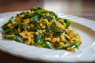 yumurta Tayland sağlıklı yemek ile tavada kızartılmış baegu yaprakları