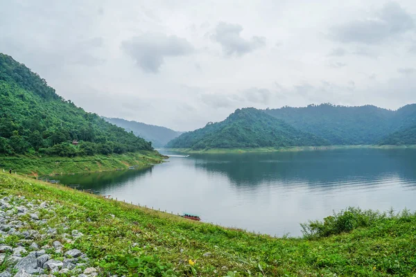 Rzeka Zielony Dam Widok Góry Las Łodzią Tajlandia Travel — Zdjęcie stockowe