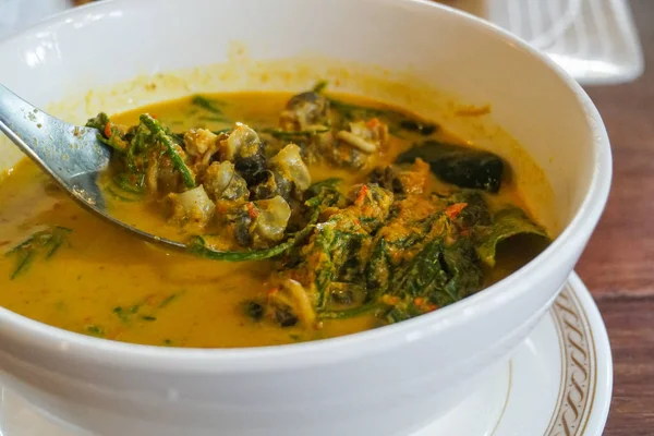 Tay geleneksel baharatlı kırmızı köri ile midye akasya pennata salyangoz