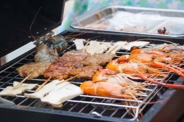 Barbekü ızgara domuz, sığır eti açık ızgara soba karides, mantar