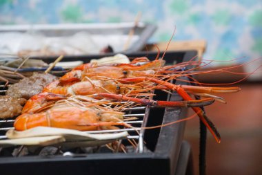 Barbekü ızgara domuz, sığır eti açık ızgara soba karides, mantar