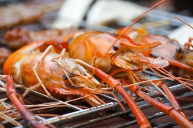 Barbekü ızgara domuz, sığır eti açık ızgara soba karides, mantar