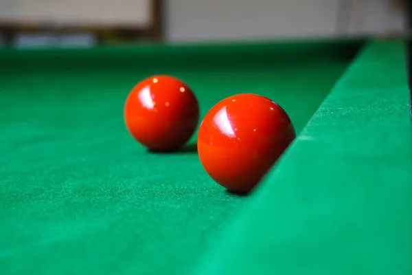 台球桌上的红色斯诺克球 — 图库照片
