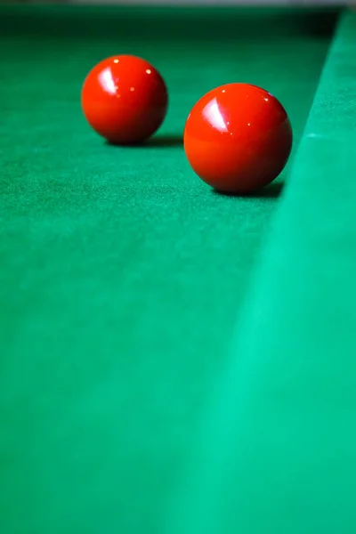 台球桌上的红色斯诺克球 — 图库照片